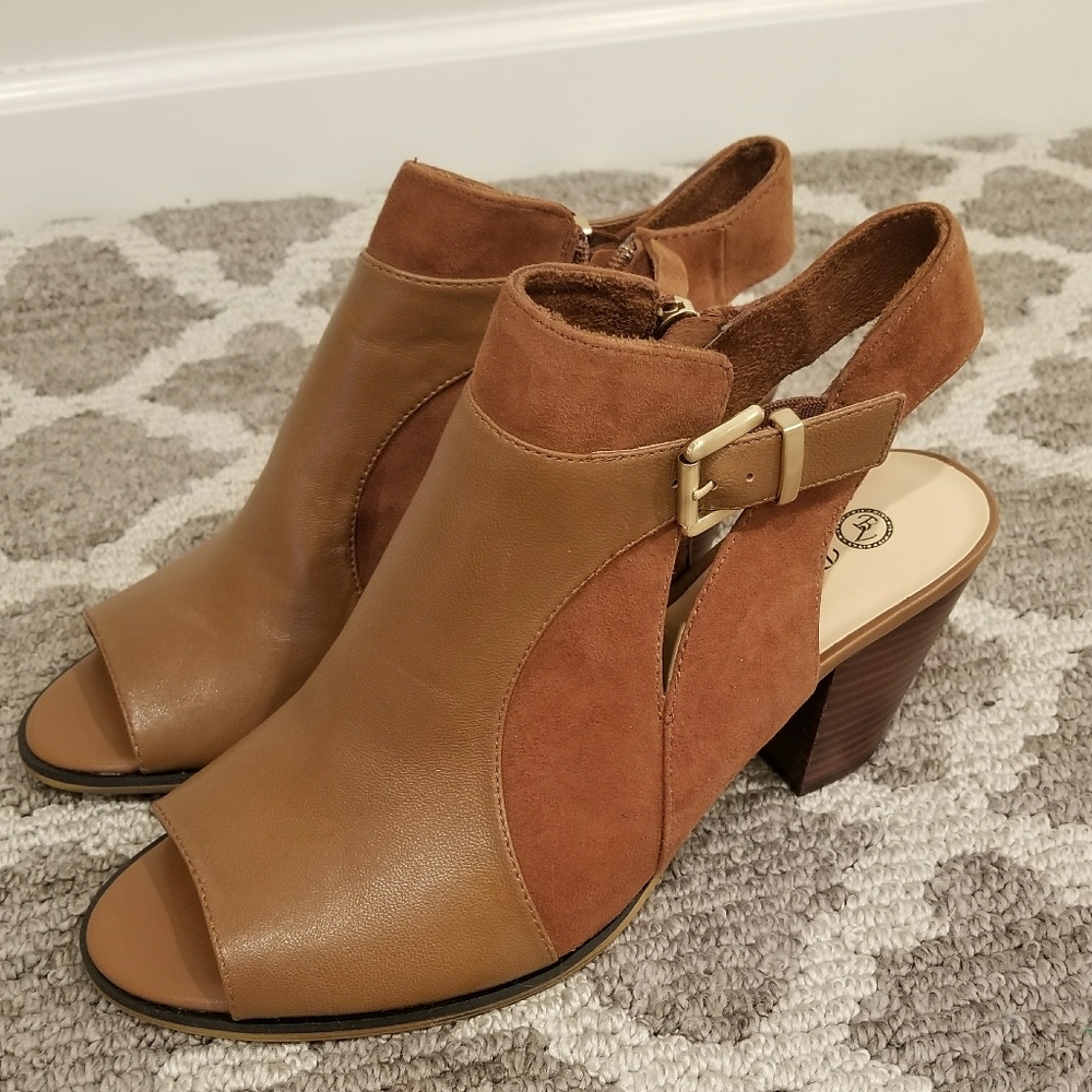 NEW Bella Vita brown suede open toe booties